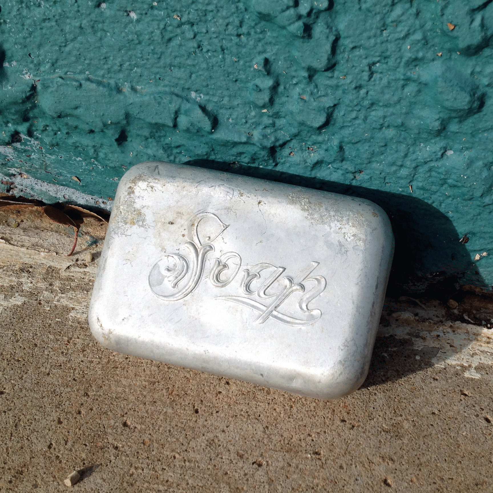 You'll keep yourself tidy courtesy of the soap you'll store in this adorable 1950s aluminum travel box.